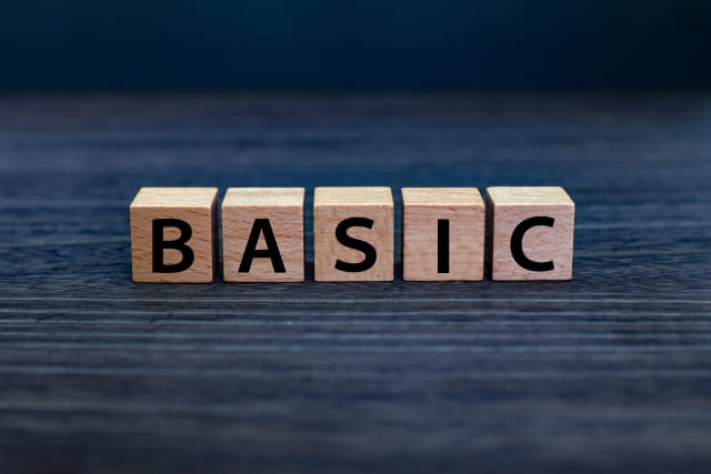 「BASIC」と印字された木のブロック