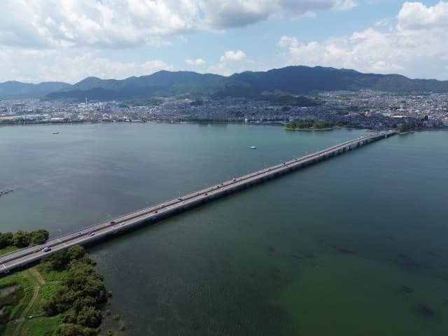 琵琶湖上空で空撮した近江大橋