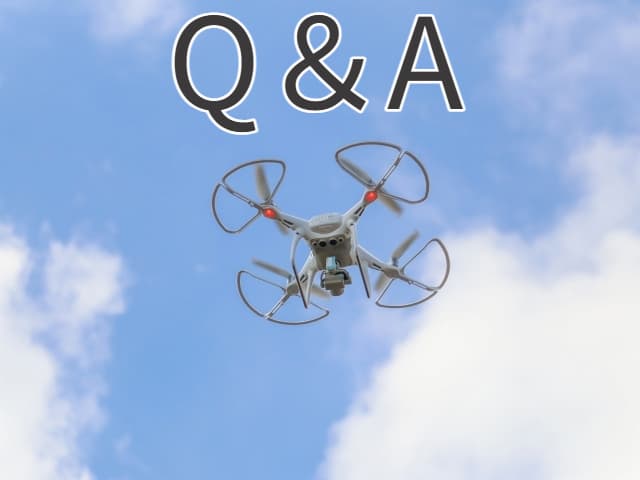 ドローンとQ&Aの文字