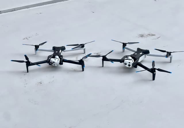 点検準備中の産業用ドローン