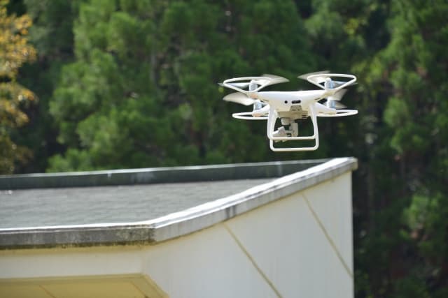 ドローンで屋根の点検をする