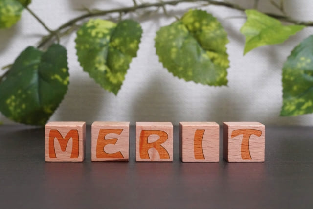 「MERIT」と印字された木のブロック