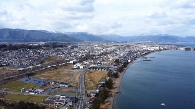 琵琶湖沿いの町と、遠くに見える山々